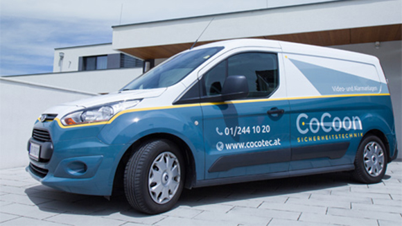 Kleintransporter in den blautönen von CoCoon Sicherheitstechnik.
